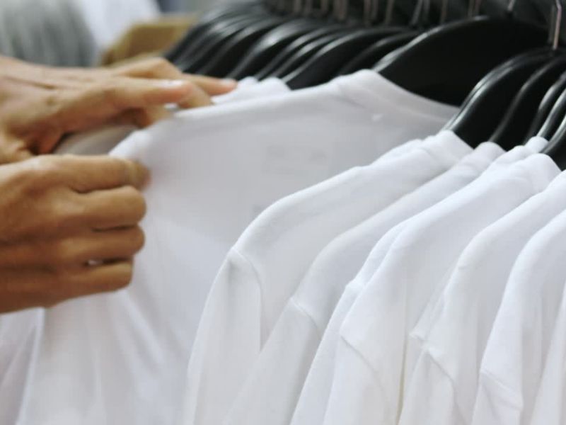 Za posao birajte Tencel, putovanje Merino, leto bambus; materijali čuvaju svežinu i udobnost.