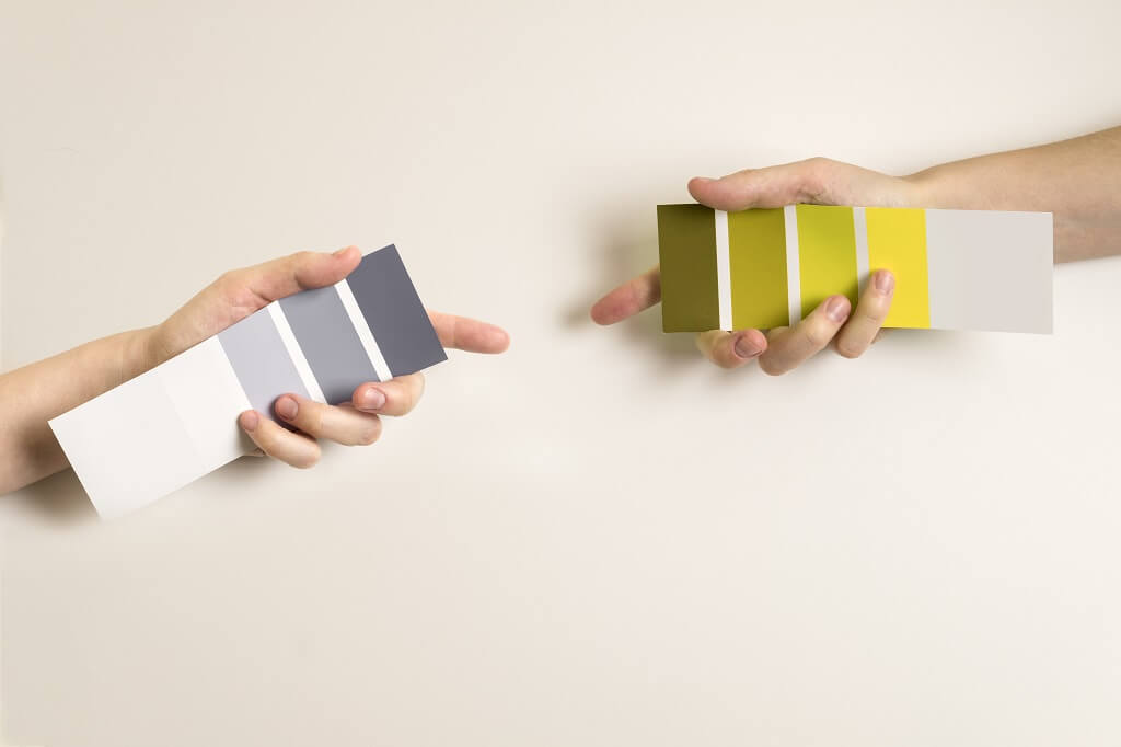 Paleta sa neutralno sivim nijansama i jarko žutim bojama