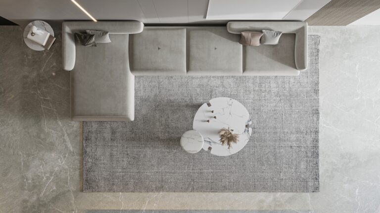 Veliki tepih u dnevnoj sobi koji obuhvata garnituru i stočić