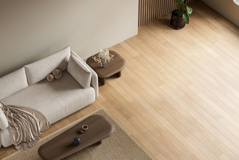 Mali tepih postavljen ispod stočića u dnevnoj sobi dok je ostatak nameštaja van njega